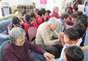 老人デイサービスセンター　パンプキンハウス　併設こども園との交流