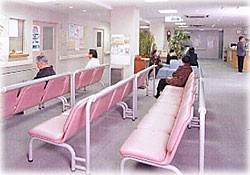 関越中央病院　待合スペース