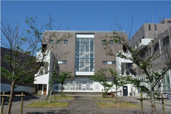 谷口病院　南館専用中庭（正面2Ｆは体育館です）