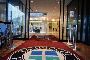 谷口病院　正面玄関入口