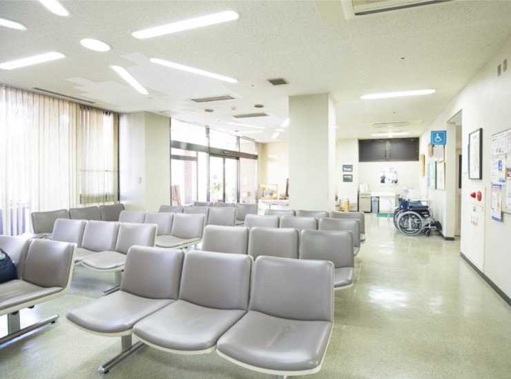 久保内科病院　外来待合スペース