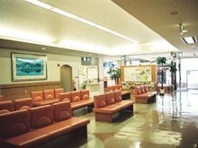 横田記念病院　待合スペース