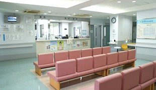 諸岡整形外科病院　待合スペース