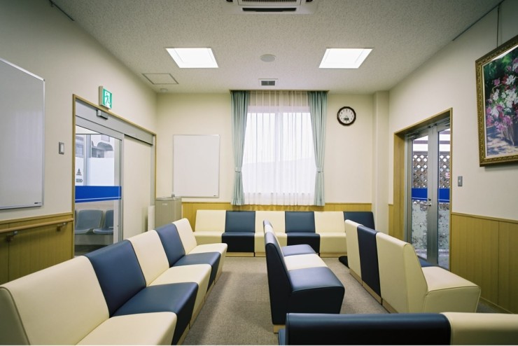 聖十字病院　待合スペース