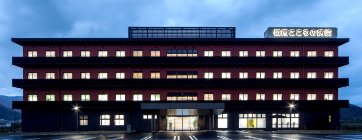 嶺南こころの病院　外観_夜