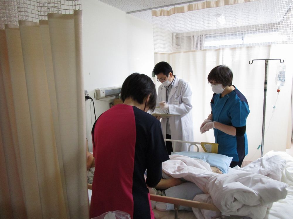病棟風景（褥瘡回診） (1)