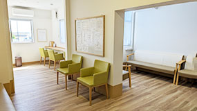 府中みくまり病院　外来待合室