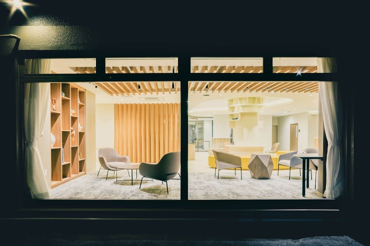 桜十字熊本宇城病院　外から見た内装