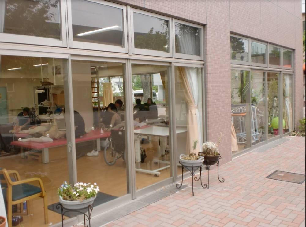 リハ室外観　多摩平の森の病院 サイズ