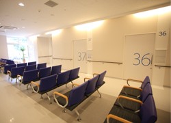 東埼玉総合病院　待合室