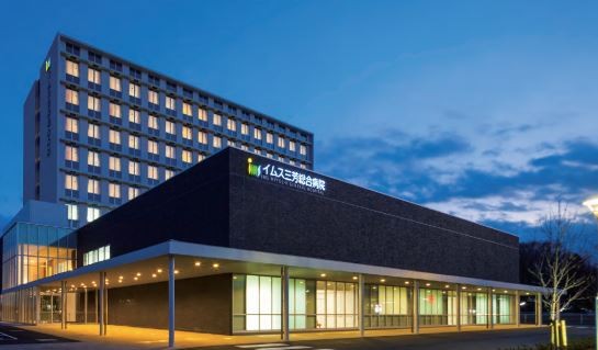 イムス三芳総合病院　外観_夜