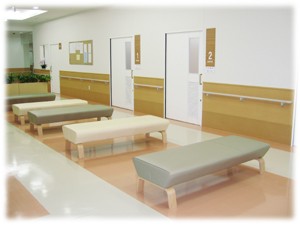 鴨居病院　外来待合室