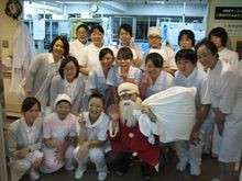 総合高津中央病院　サンタさんとスタッフ集合