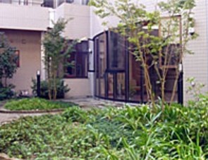 特別養護老人ホーム　岩崎あいの郷　中庭