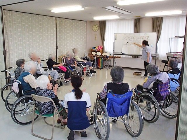 介護老人保健施設　むつみ苑　音楽療法