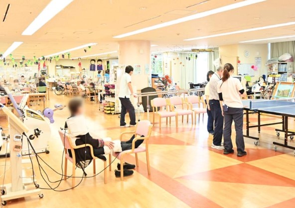 介護老人保健施設　春日部ロイヤルケアセンター　リハビリ風景
