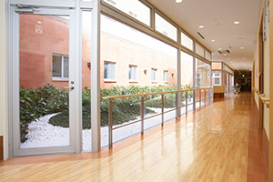 介護老人保健施設　春日部ロイヤルケアセンター　廊下