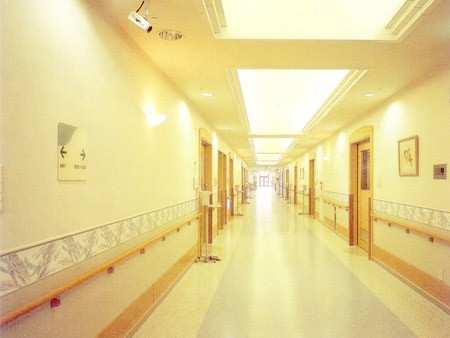 千葉柏リハビリテーション病院　病棟廊下