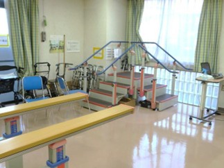 白金整形外科病院　リハ室2