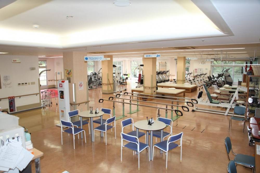 多摩リハビリテーション病院　訓練室 (2)