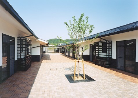 介護老人保健施設 葵の園・セラ　中庭