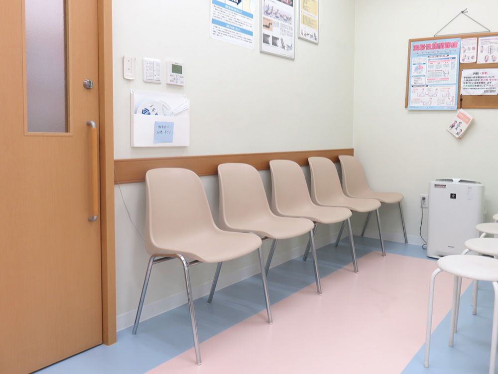 にしあらい整形外科　リハビリ待合