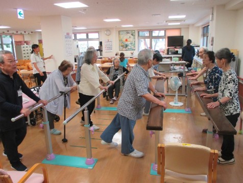介護老人保健施設　にんじん健康ひろば　リハビリ風景
