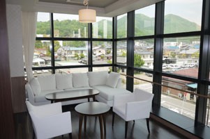 シニアの杜・桐生　（３階談話室）各階にある眺望の良いラウンジ