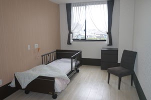 シニアの杜・桐生　（お部屋）居室はすべて個室で、プライバシーを保った自宅と同様の生活が送れます。全室電動ベッド・エアコン・洗面台付き。 ナースコール（緊急通報装置）も完備しているため、緊急時でも安心です。