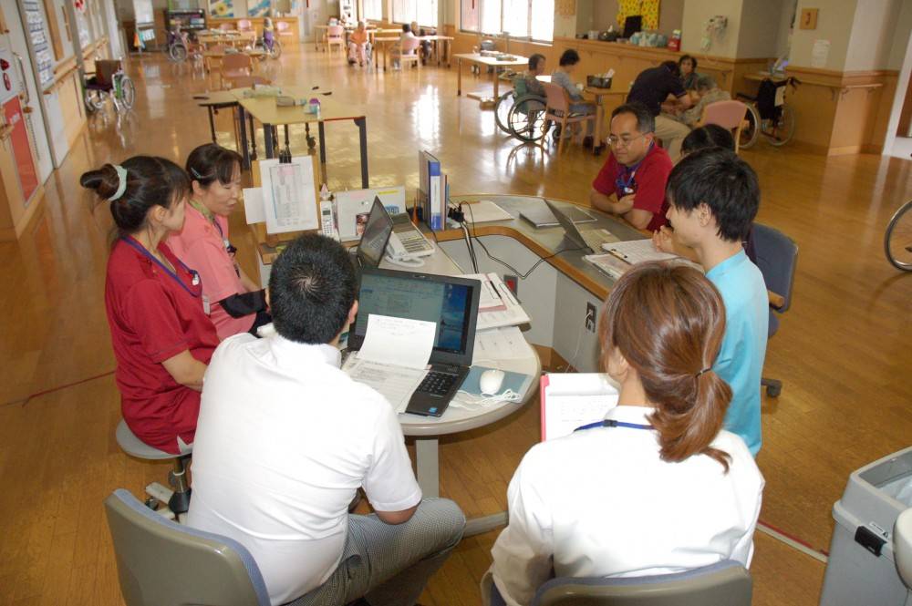 介護老人保健施設市川ゆうゆう(多職種カンファレンスの様子)