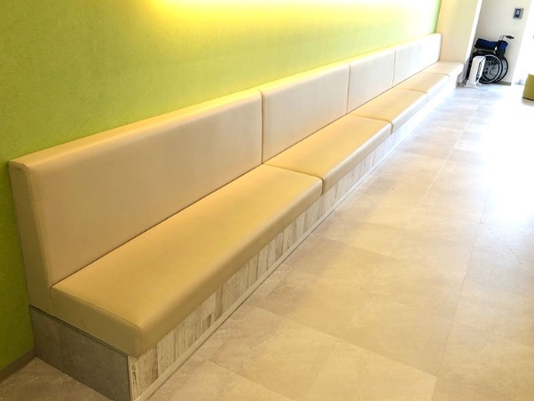 もりのみや整形外科　待合スペース