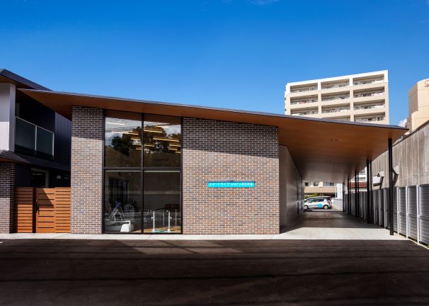 法人㏚画像　1　デイ　外観　南面